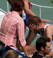 La disperazione di Alex Schwazer dopo il terzo posto ai Mondiali di atletica di Osaka, in Giappone, nel settembre 2007 (Ansa).