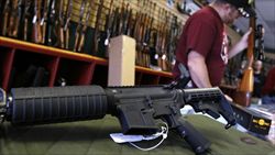 Un negozio di armi in Colorado (foto Reuters).