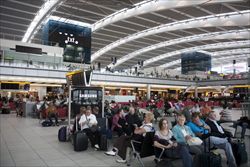 L'aeroporto è uno dei tipici non-luoghi teorizzati da Augé: luoghi dove moltitudini di persone si sfiorano, senza incontrarsi (foto Corbis).