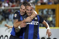 Antonio Cassano, neo acquisto dell'inter, e il compagno di squadra Wesley Sneijder festeggiano il gol contro il Pescara (Reuters).