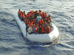 Imbarcazioni cariche di immigrati nel Mediterraneo. Le fotografie di questo servizio sono dell'agenzia Ansa. 