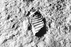 L'impronta lasciata da Armstrong sulla Luna (Ansa)