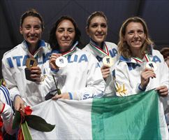 La gioia della squadra italiana del fioretto dopo la conquista della medaglia d'oro (Ansa).