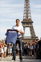 Zlatan Ibrahimovic accolto a Parigi dai tifosi del Paris Saint Germain.