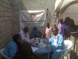 La clinica mobile di Cesvi in azione preso uno dei tanti campi profughi di Mogadiscio (Foto: Cesvi).