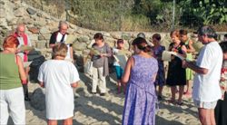 L'esperienza di preghiera in spiaggia guidata da don Claudio Vanetti.
