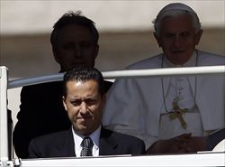 L'ex maggiordomo del Papa, Paolo Gabriele, in Piazza San Pietro con Bendetto XVI (Reuters). 