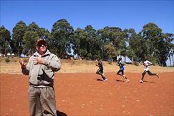 Padre O’ Connell in Kenya mentre allena i suoi allievi.