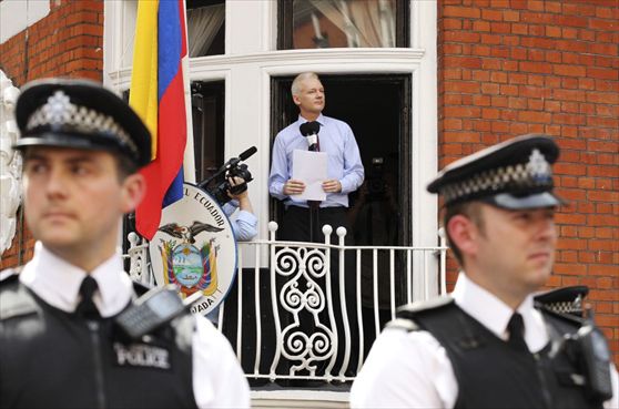 Il balcone di Julian Assange