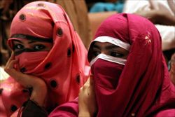 Donne pakistane a Peshawar (foto Ansa),