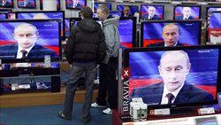 Vladimir Putin su tutti gli schermi in un centro commerciale di Mosca (foto del servizio: Reuters).