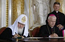 il patriarca di Mosca Kyrill con monsignor Jozef Michalik, presidente della Conferenza episcopale polacca (foto Reuters).