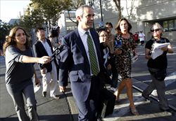 Jason Bartlett, avvocato della Samsung, mentre raggiunge la Corte di San Josè, in California, per ascoltare la sentenza (Reuters).