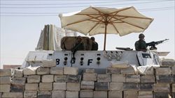 Una postazione dell'esercito egiziano presso Rafah, al confine con la Striscia di Gaza (foto del servizio: Reuters).