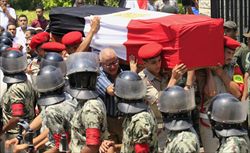 I funerali di uno dei 16 soldati egiziani uccisi dagli estremisti islamici nel Sinai.