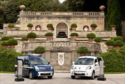 Le due automobili completamente ecologiche, elettriche al 100%, consegnate al Papa nei giardini del Vaticano.