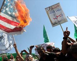 La bandiera Usa bruciata dagli arabi palestinesi a Gaza (Ansa).