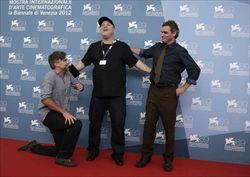 Paul Thomas Anderson (a sinistra) scherza con il produttore Harvey Weinstein e l'attore Joaquin Phoenix (Reuters).