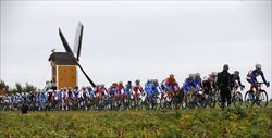Un momento dei Campionati mondiali di ciclismo svoltosi in Olanda. Foto Ansa. Nella fotografia di copertina, anch'essa dell'agenzia Ansa, la prima da destra è l'altoatesina Anna Maria Zita Stricker, medagli di bronzo nela gara junior femminile. 