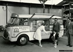 automezzo Carpigiani con a bordo macchina soft alla fiera di Bologna 1958 (da Archivio gelato museum)