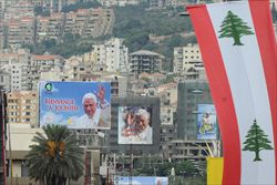 Poster del Papa durante la sua visita a Beirut, in Libano (Ansa).