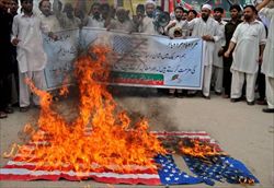 La protesta antiamericana a Peshawar, in Pakistan (Ansa).