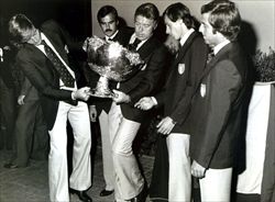 La squadra azzurra posa insieme all'"insalatiera" nel 1976: sono tuttora gli unici azzurri ad essersi aggiudicati il trofeo.