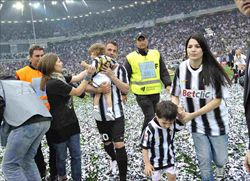 Del Piero festeggia con la moglie Sonia e i figli la conquista dell'ultimo scudetto (Reuters).