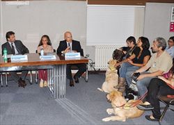 La presentazione dell'iniziativa avviata all'Ospedale Bambin Gesù di Roma, che prevede l'impiego di cani in corsia, addestrati a lavorare insieme con bambini con difficoltà motorie.