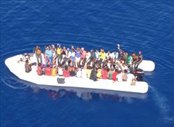 Un gommone carico di immigrati in arrivo a Lampedusa (foto Ansa).