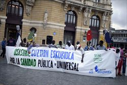Protesta di emigrati in Spagna contro le restrizioni all'assistenza sanitaria (foro Reuters).