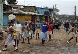Un gruppo di ragazzi in un villaggio in Kenya (Reuters).