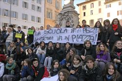 Una protesta dei giovani contro i tagli alla scuola pubblica (foto Agf).