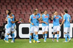 I giocatori del Napoli vittoriosi in casa contro gli svedesi dell’Aik (Ansa).
