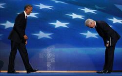 L'"inchino" di Clinton a Obama.