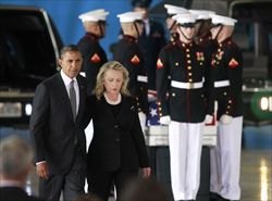 Il presidente Obama e Hillary Clinton durante la cerimonia di rimpatrio della salma dell'ambasciatore Chris Stevens ucciso a Bengasi.