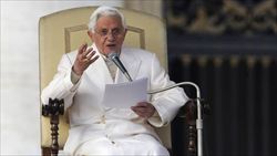 Papa Benedetto XVI. Questa foto e quella di copertina sono dell'agenzia Ansa. 