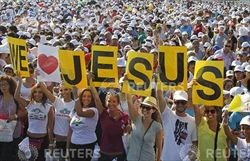 Fedeli alla messa del Papa a Beirut (Reuters)