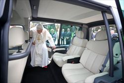 Il Papa a bordo della sua auto elettrica.