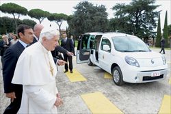 Il momento della consegna dell'auto elettrica a Benedetto XVI.