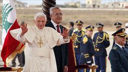 Benedetto XVI con il presidente del Libano Michel Suleiman (Reuters).