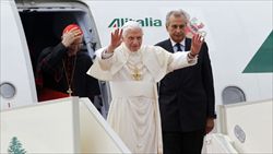L'arrivo di Benedetto XVI a Beirut (Reuters).