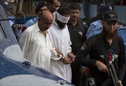 L'arresto dell'iman che aveva accusato Rimsha (foto Reuters).