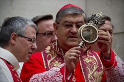 Il cardinale Crescenzo sepe durante la cerimonia del miracolo di San gennaro, davanti alla Cattedrale di Napoli (Ansa).