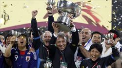 Alberto Zaccheroni festeggia la Coppa d'Asia, conquistata con la Nazionale del Giappone nel 2011.