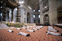 Un momento della cerimonia dell'ordinazione di nuovi sacerdoti in Vaticano (Ansa).