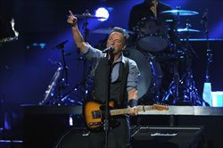 Bruce Springsteen durante il concerto del 12 dicembre 2012 a favore delle vittime dell'uragano Sandy.