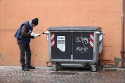 Il cassonetto in cui, a Bologna, è stata ritrovata la neonata.