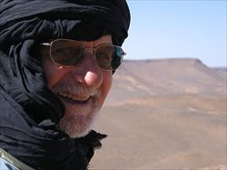Il vescovo monsignor Calude Rault, nel deserto del Sahara. Foto tratta dal sito dei Padri Bianchi:  peres-blancs.cef.fr
