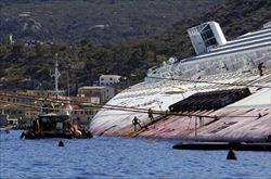 Le difficili operazioni di rimozione del relitto della Concordia (Reuters).